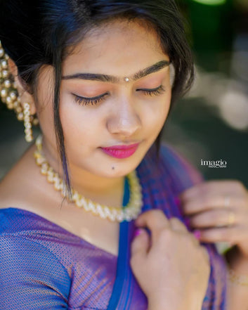 Snazzy Violet Pure Soft Silk Saree With Confounding Blouse Piece